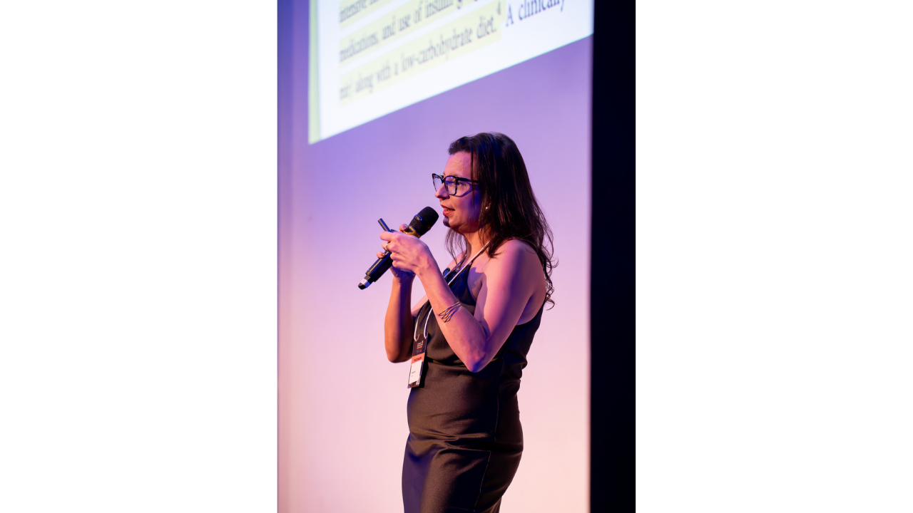 Dra. Alessandra Vargas em palestra